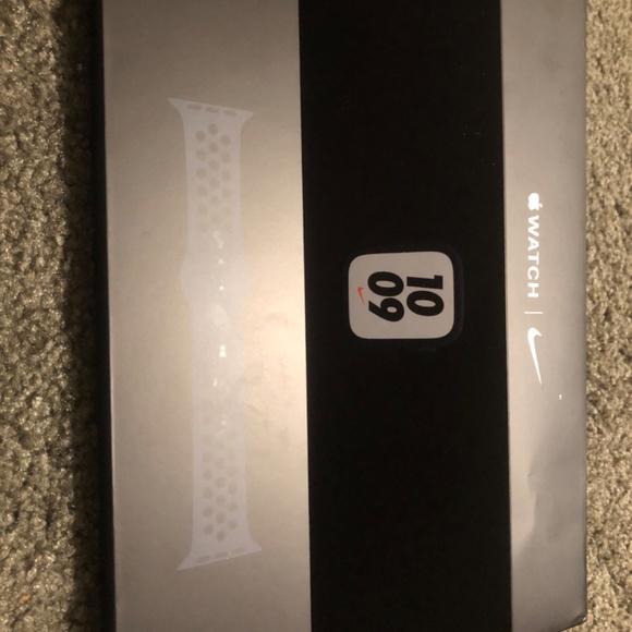 Apple Watch series 7 Nike version - Picture 6 of 6